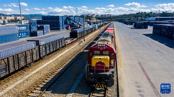 中老铁路国际货物列车？？？？？吭谥刑ッ髦行恼荆ㄎ奕嘶掌。。。。。新华社记者 胡超 摄.jpg